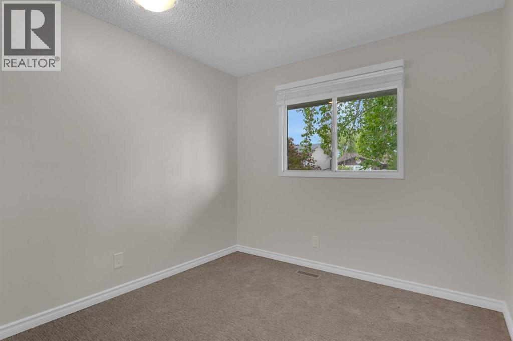 452 Queen Alexandra Way SE - 19