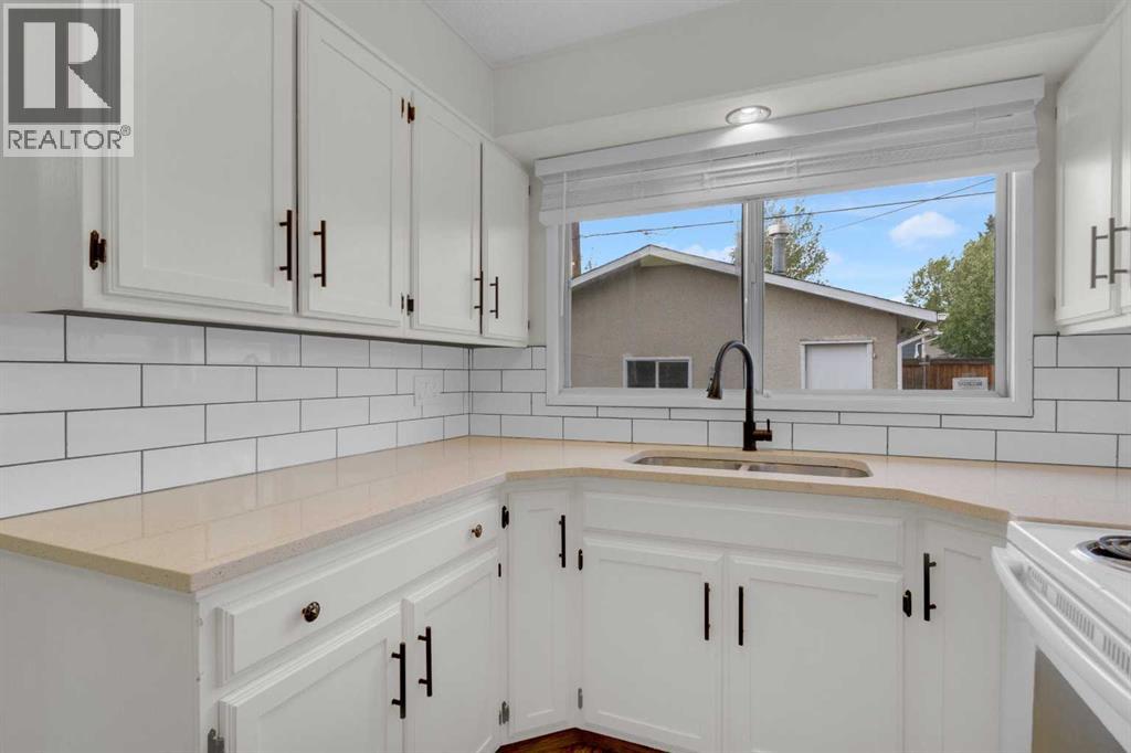 452 Queen Alexandra Way SE - 13
