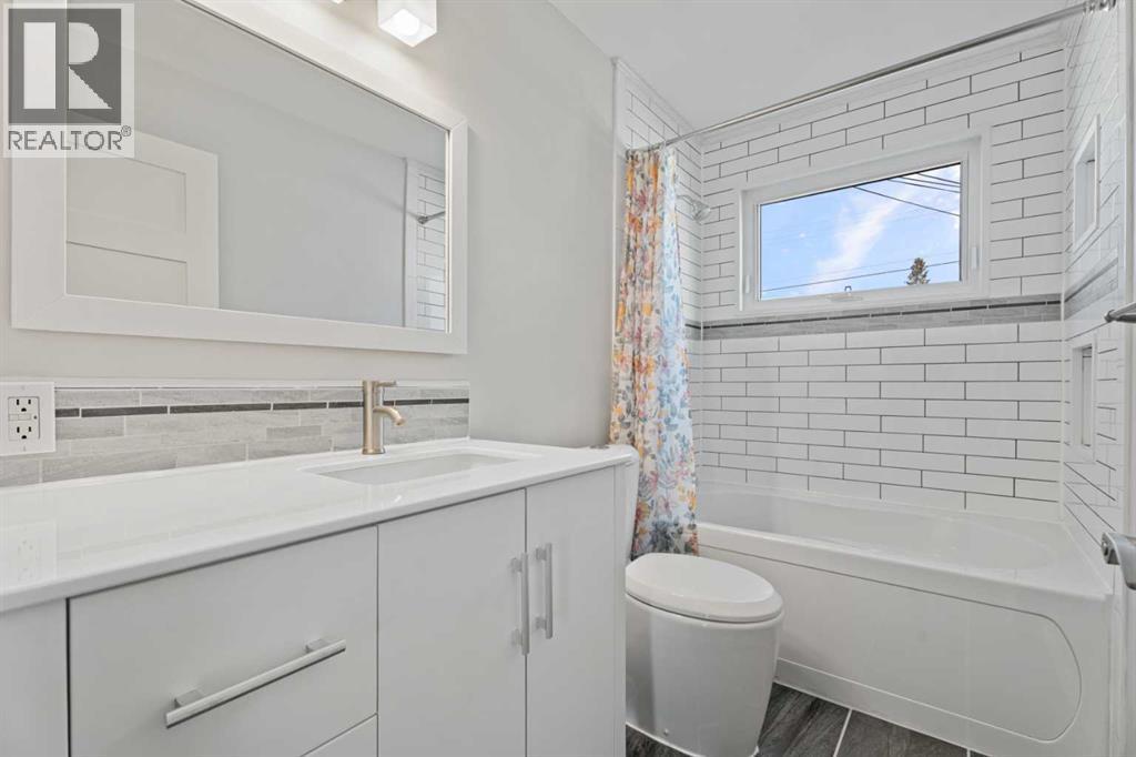 8 Van Horne Crescent NE - 18