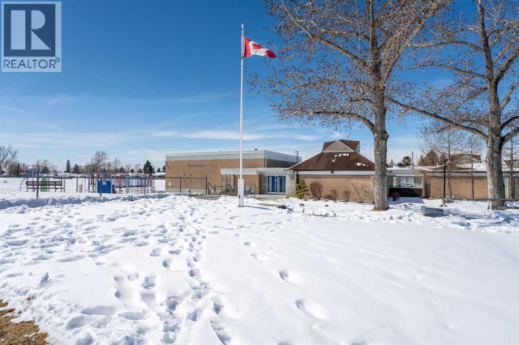 8 Van Horne Crescent NE - 43