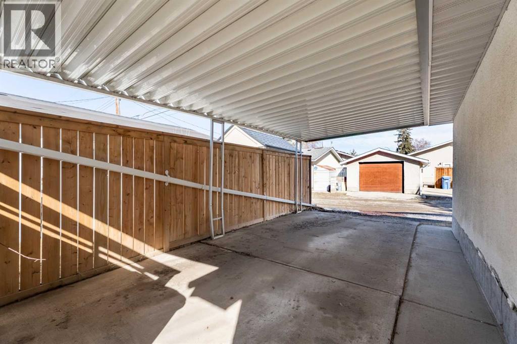 8 Van Horne Crescent NE - 40