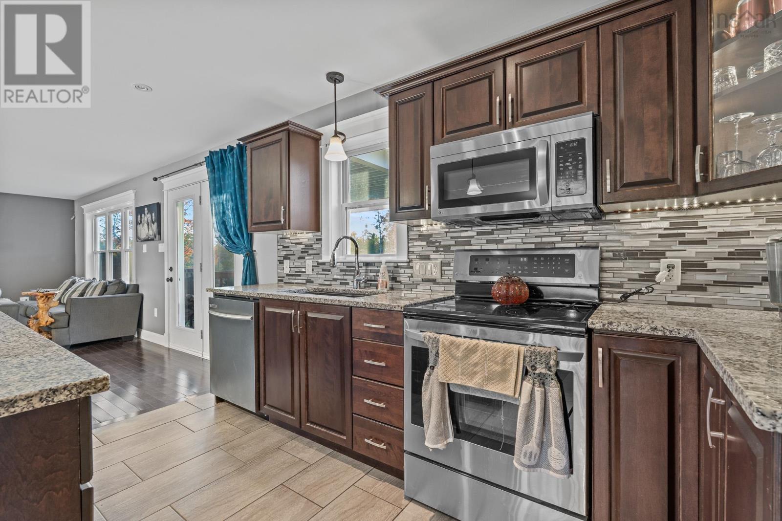 196 Confederation Avenue - 8