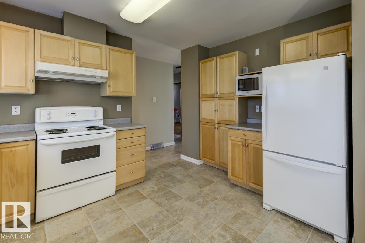 8511 64 AV NW - 15