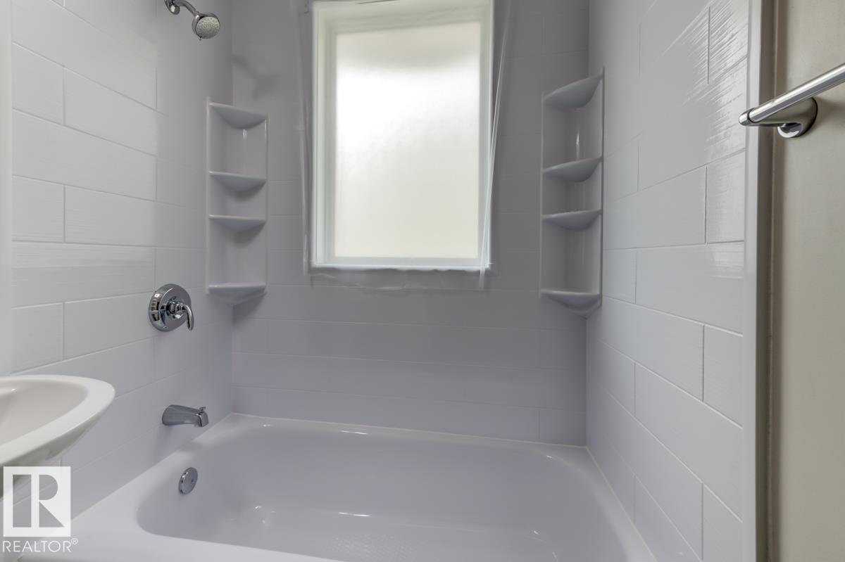 8511 64 AV NW - 17