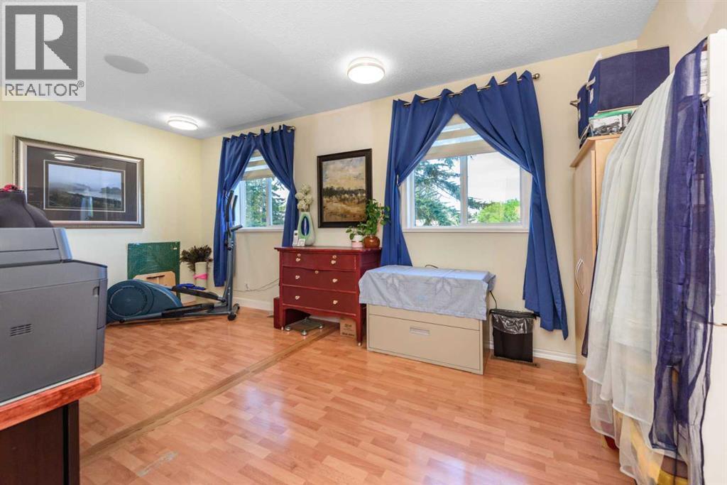 208 Van Horne Crescent NE - 13