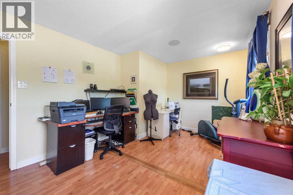 208 Van Horne Crescent NE - 14