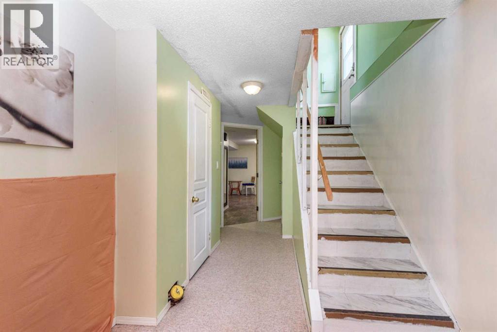 208 Van Horne Crescent NE - 20
