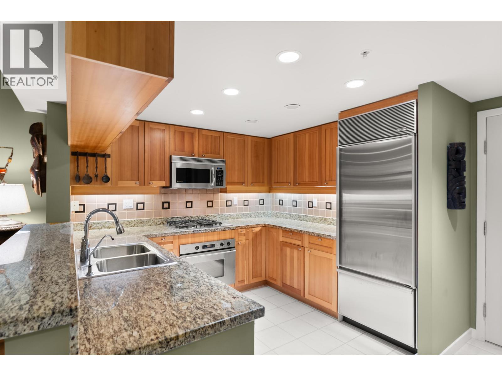 2 Bed, 3 Bath Townhouse for Sale in Vancouver – 1053 MARINASIDE CRESCENT, Vancouver – MLS# R3122056 - Image 13