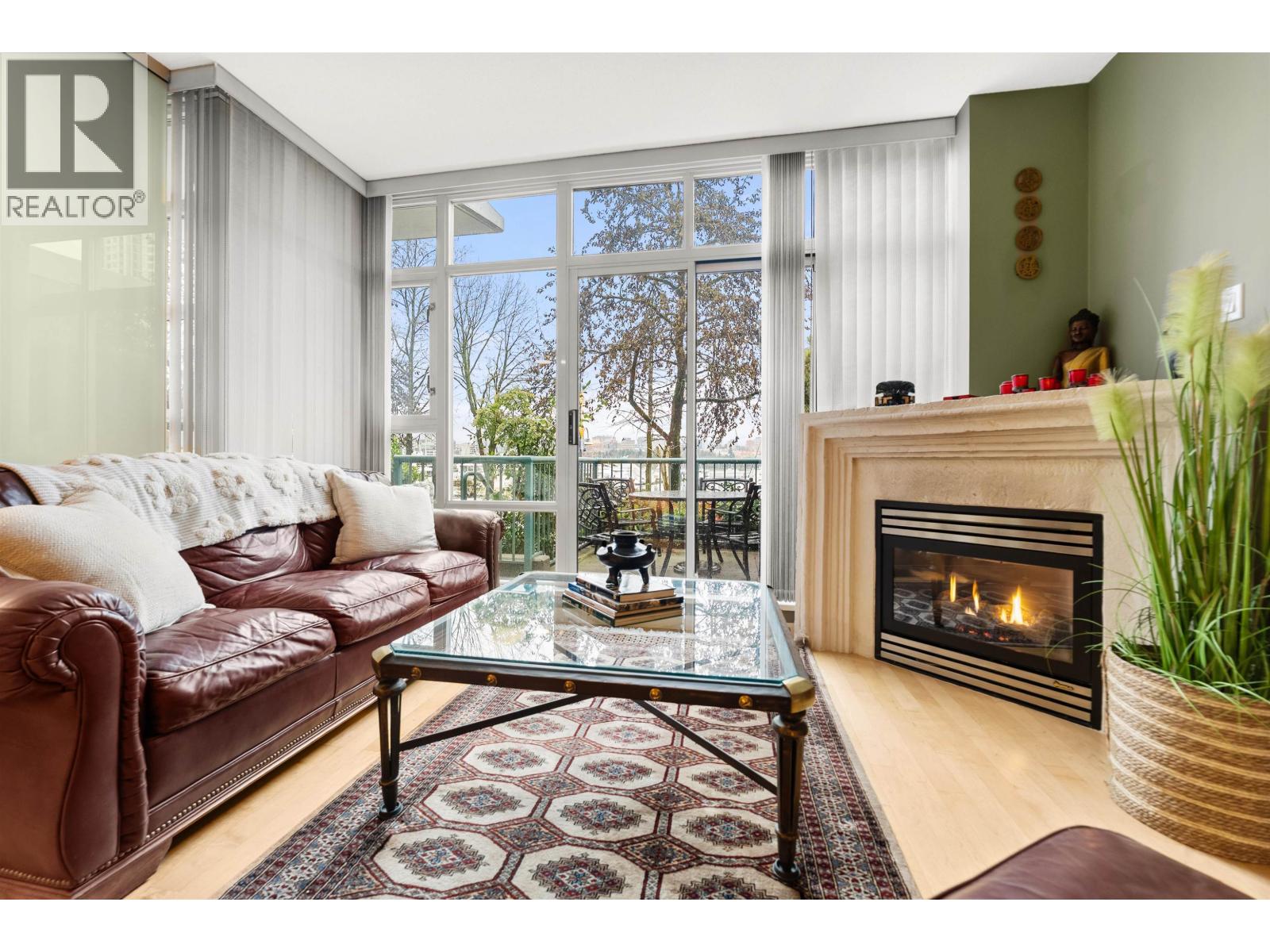 2 Bed, 3 Bath Townhouse for Sale in Vancouver – 1053 MARINASIDE CRESCENT, Vancouver – MLS# R3122056 - Image 2