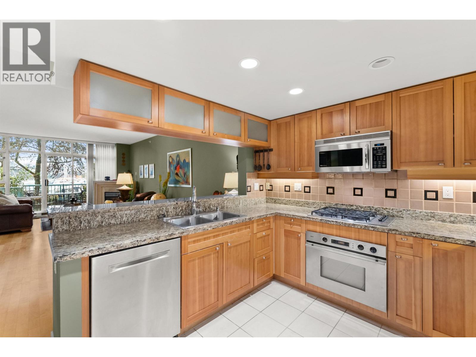 2 Bed, 3 Bath Townhouse for Sale in Vancouver – 1053 MARINASIDE CRESCENT, Vancouver – MLS# R3122056 - Image 17