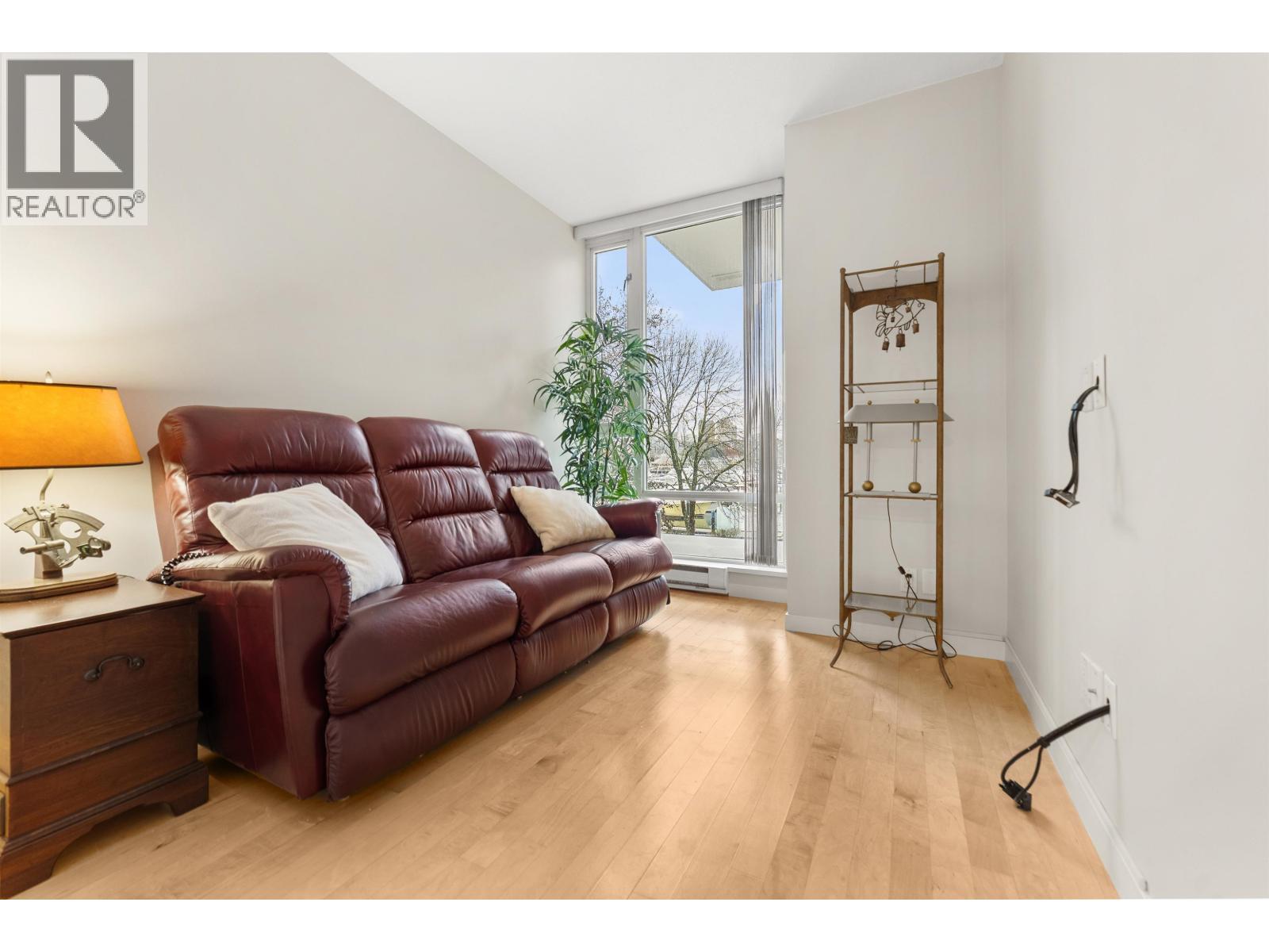 2 Bed, 3 Bath Townhouse for Sale in Vancouver – 1053 MARINASIDE CRESCENT, Vancouver – MLS# R3122056 - Image 3