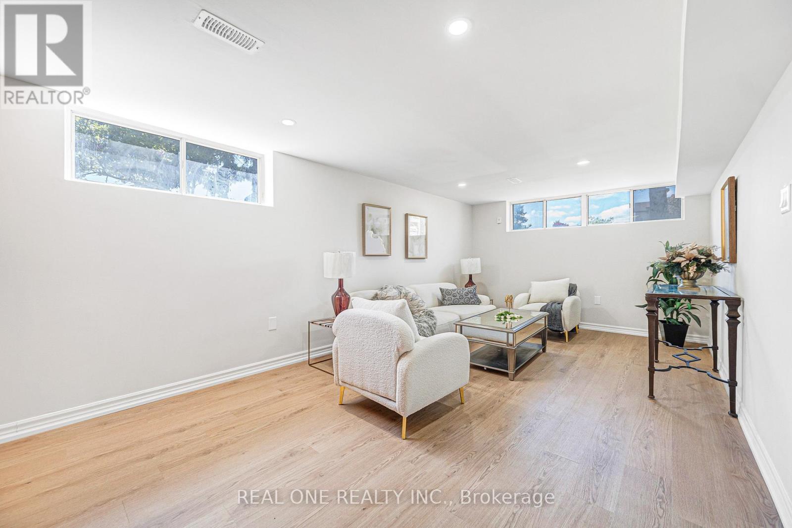 1 GILROY DRIVE - 21