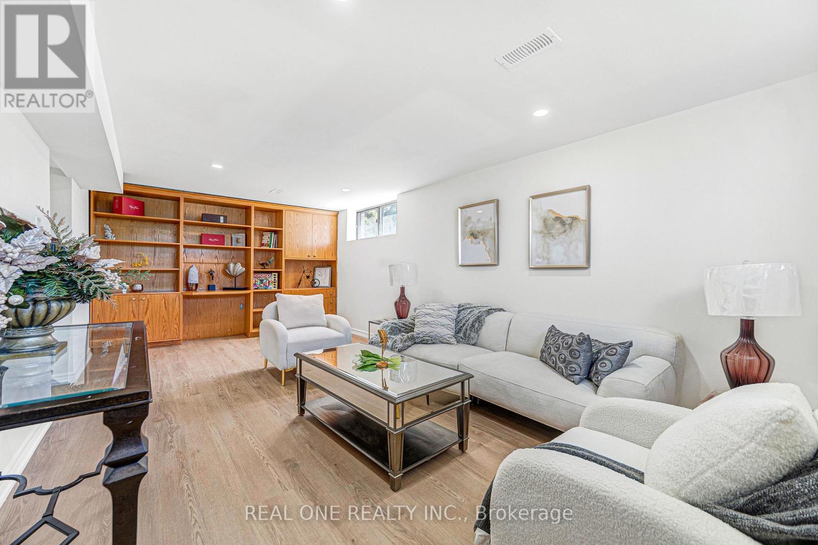 1 GILROY DRIVE - 22