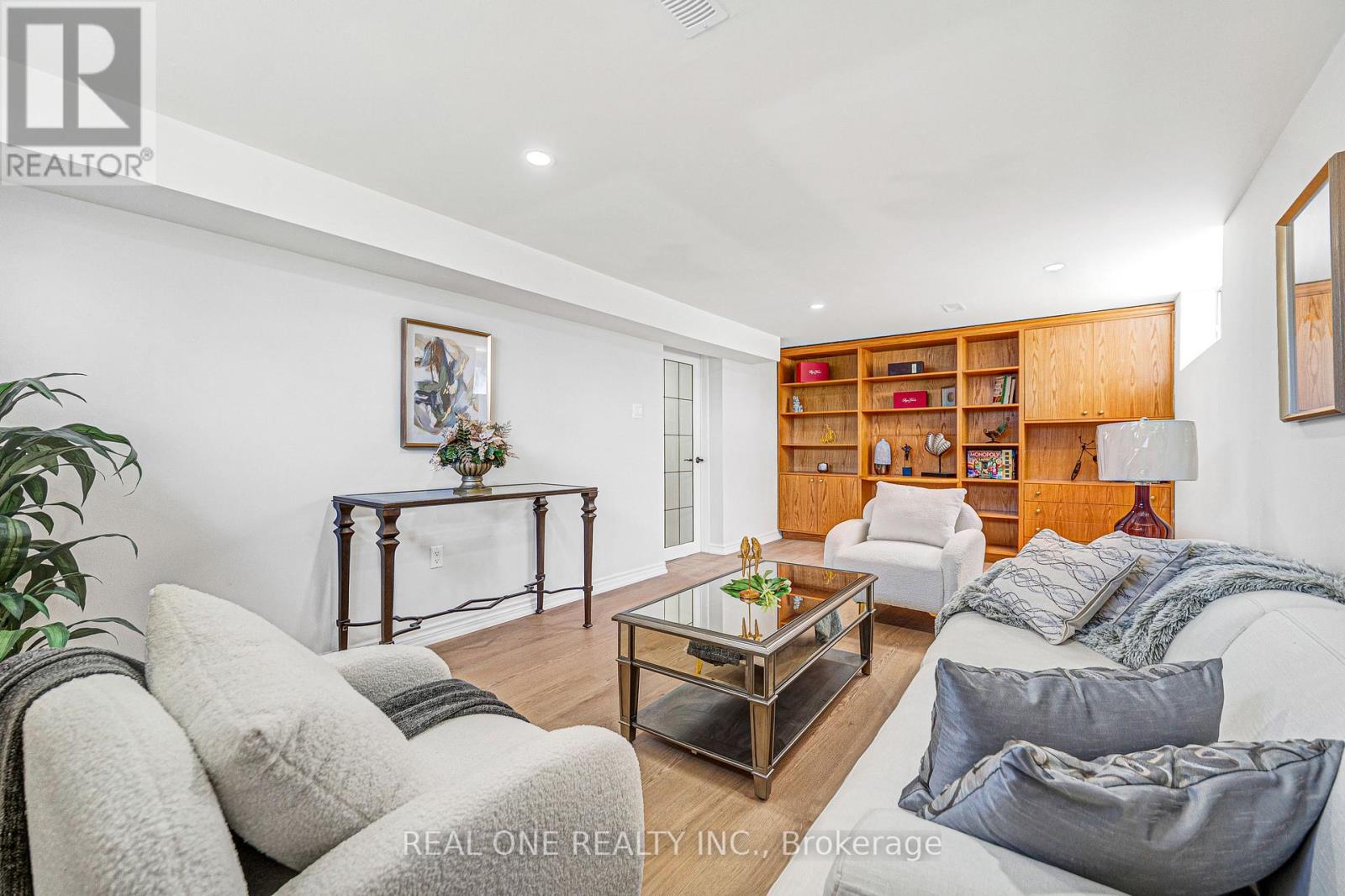 1 GILROY DRIVE - 23