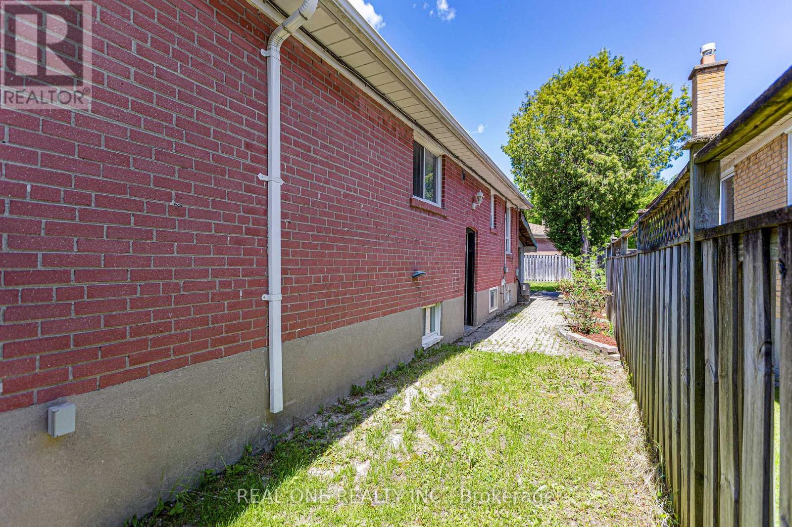 1 GILROY DRIVE - 32