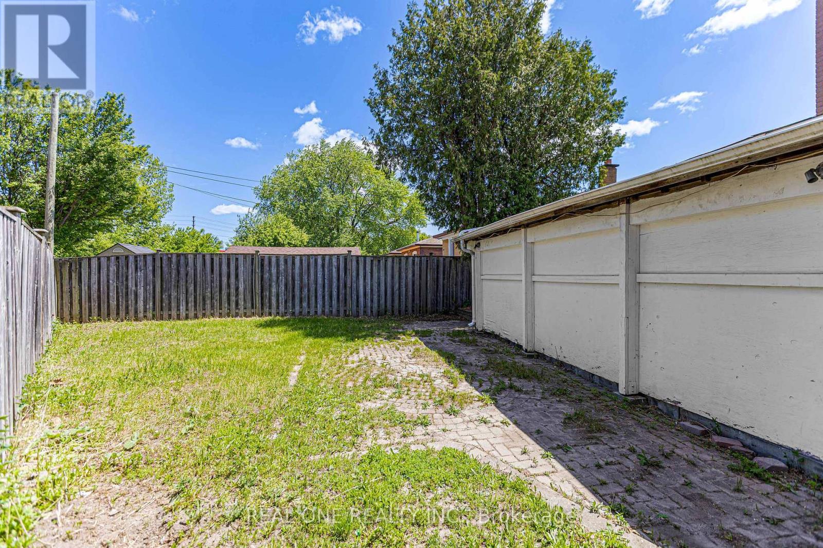 1 GILROY DRIVE - 33