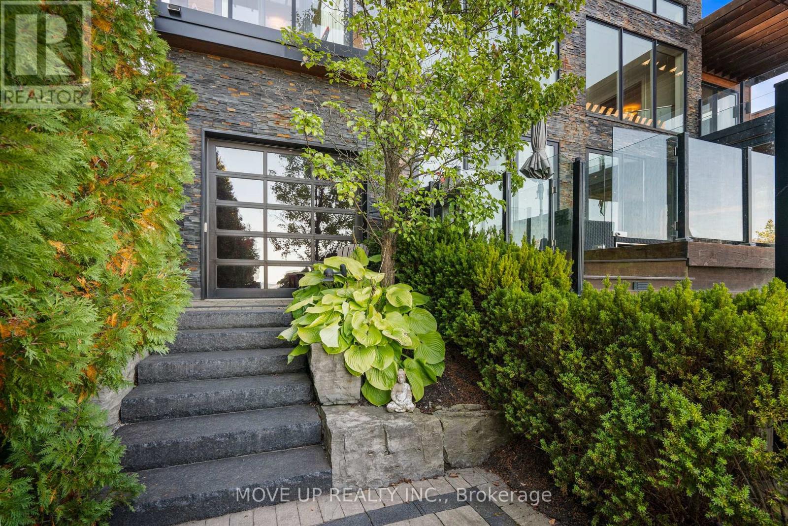10 HIAWATHA AVENUE - 40