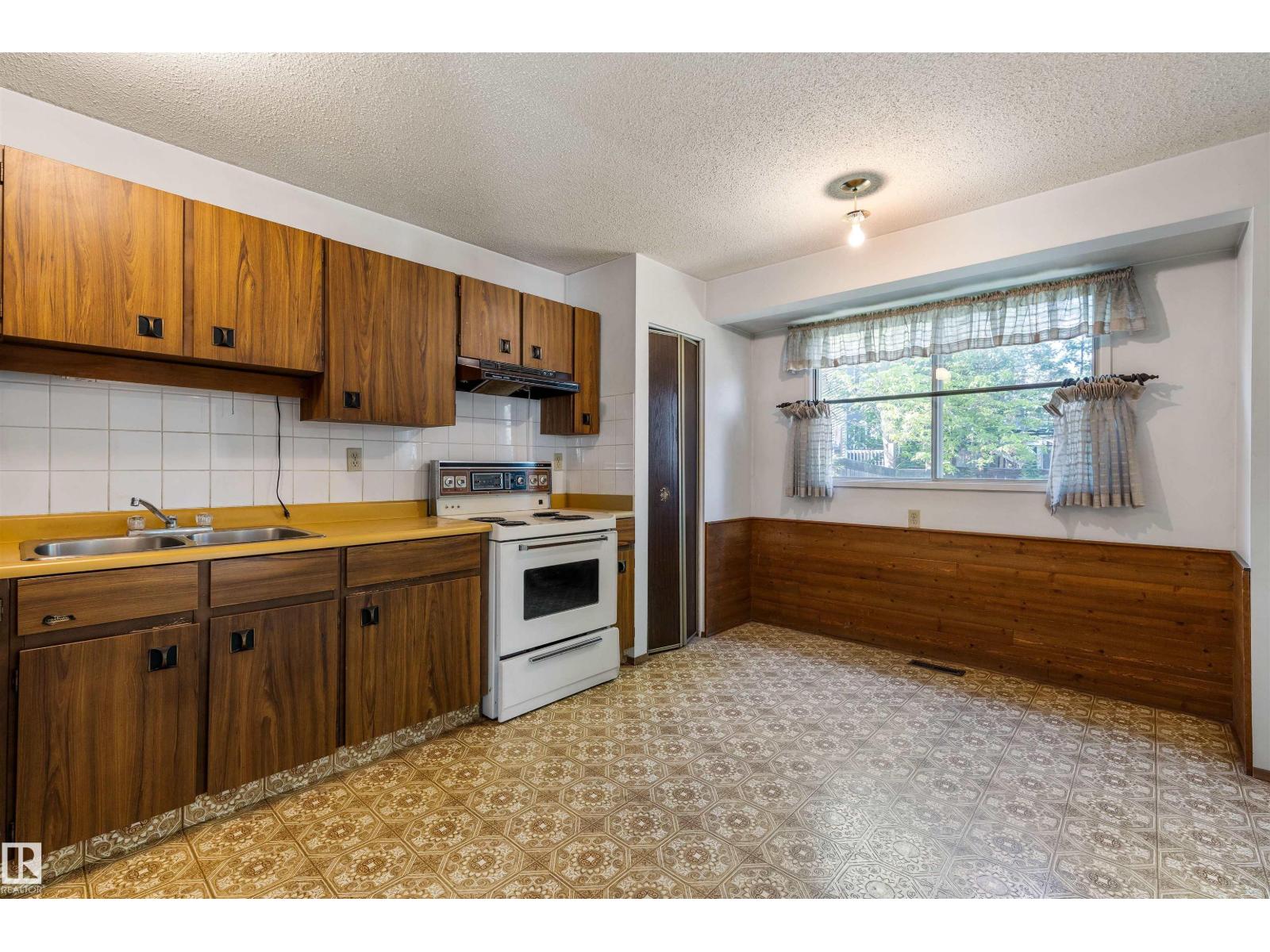 17912 77 AV NW - 11