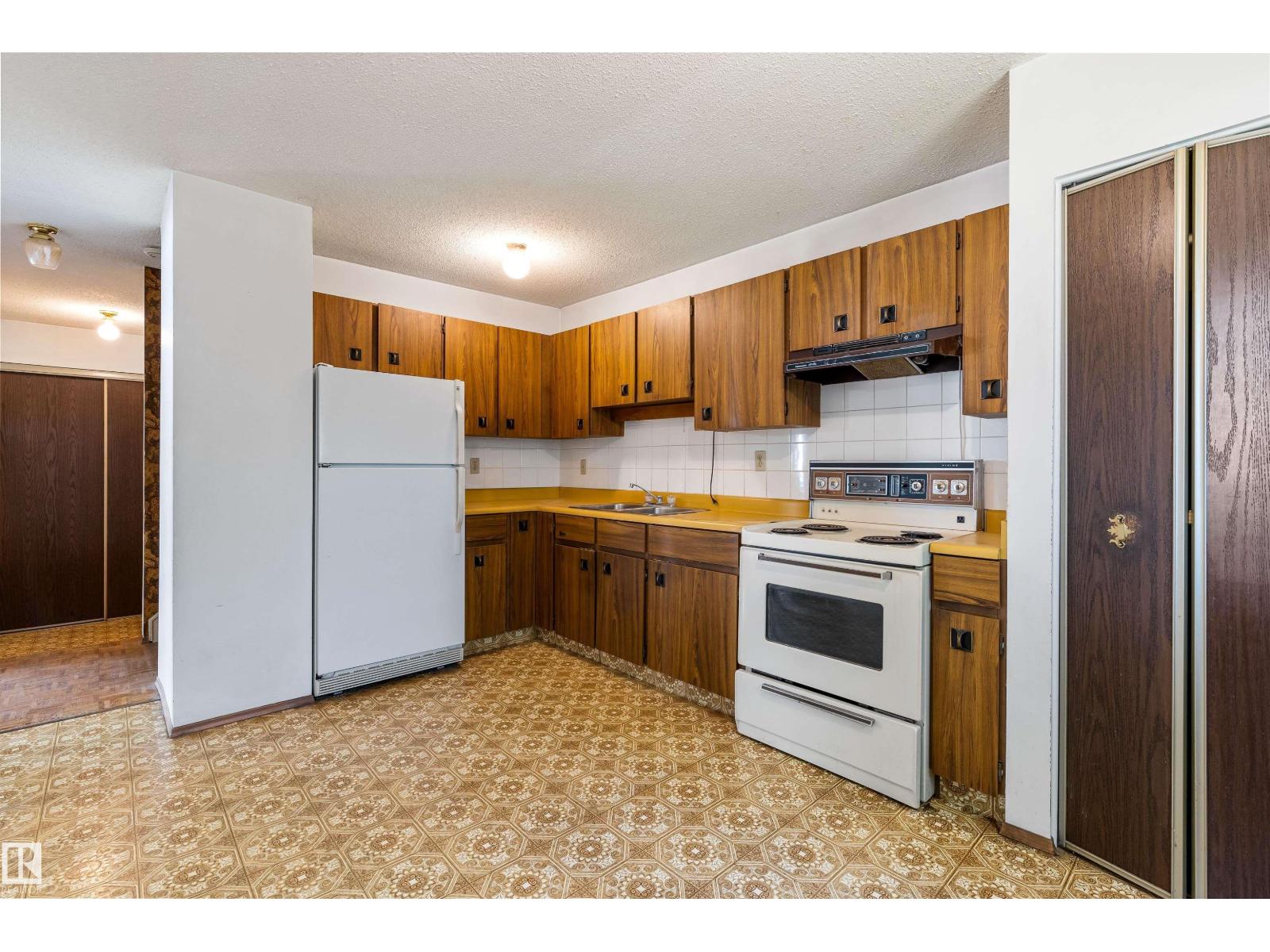17912 77 AV NW - 15