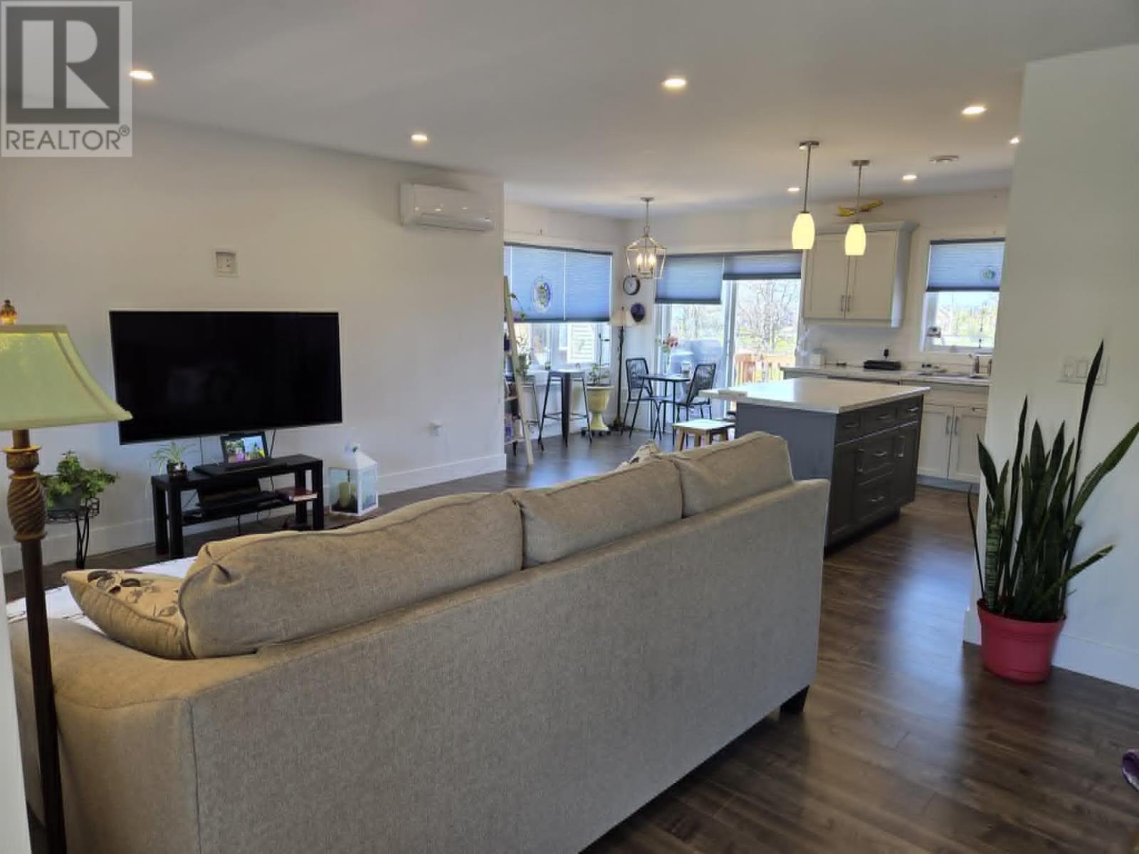 253 Carleton Avenue - 9
