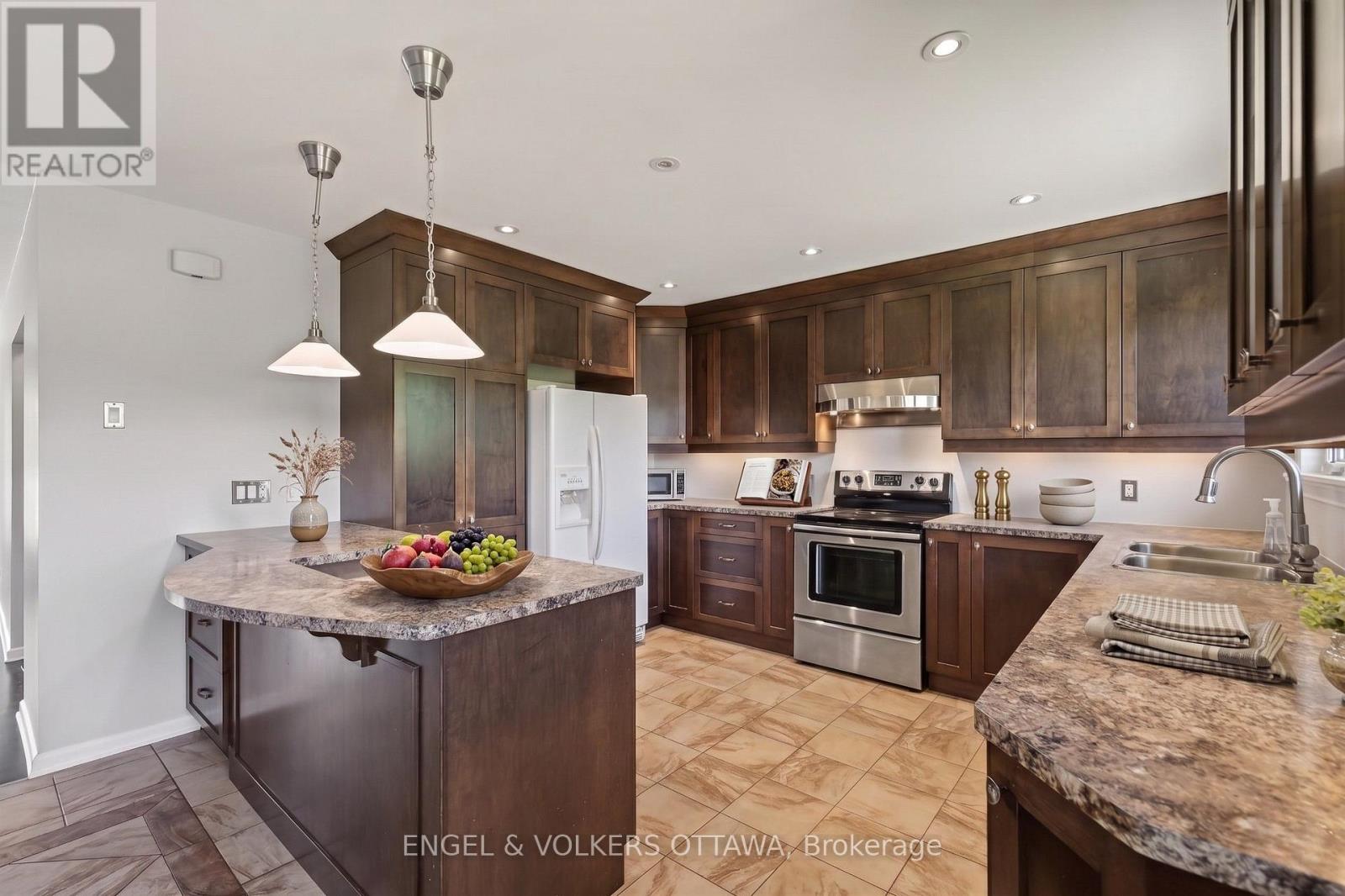 989 CONNAUGHT AVENUE - 4