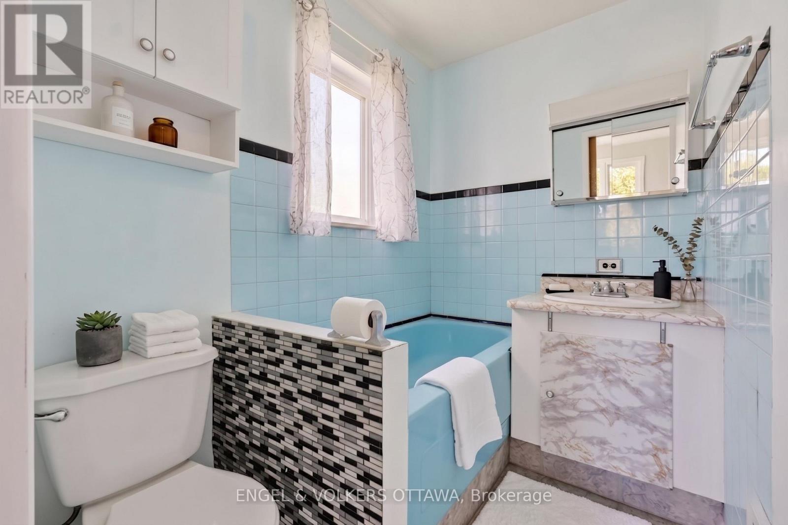 989 CONNAUGHT AVENUE - 6