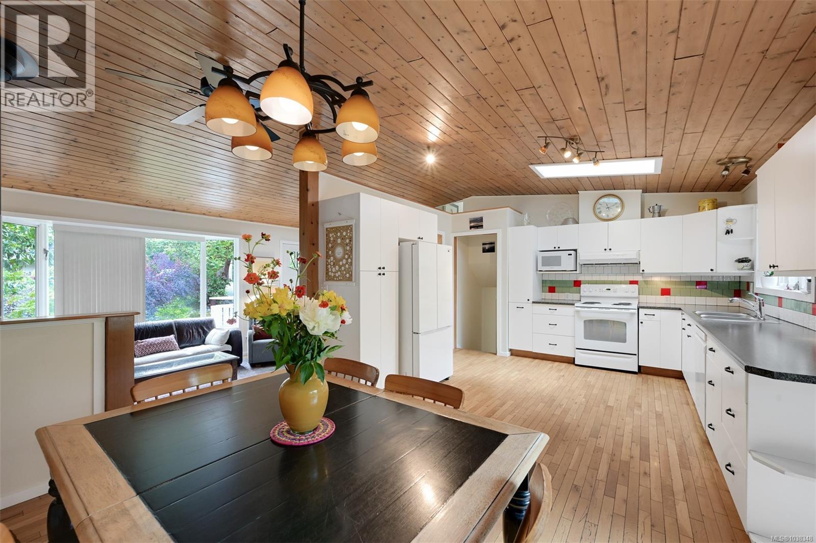 2340 Macdonald Rd - 15