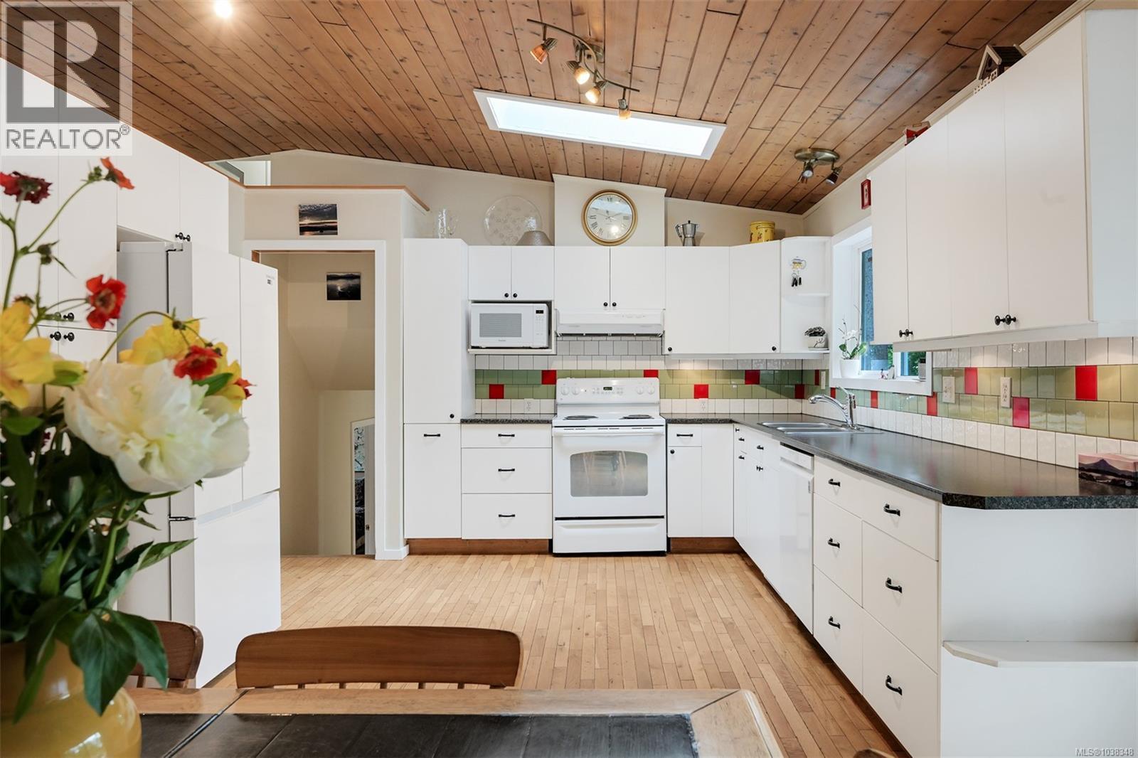 2340 Macdonald Rd - 16