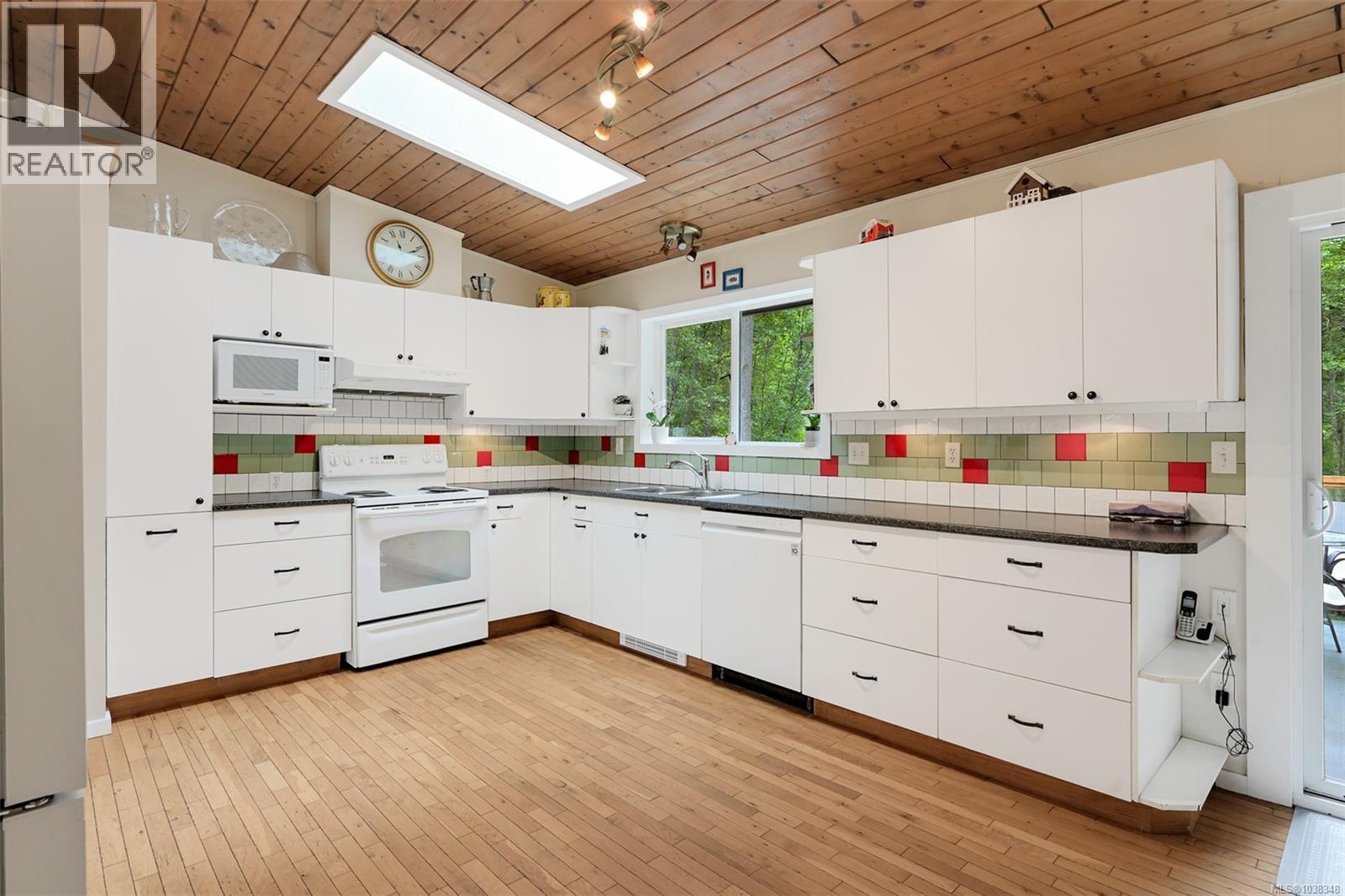 2340 Macdonald Rd - 18