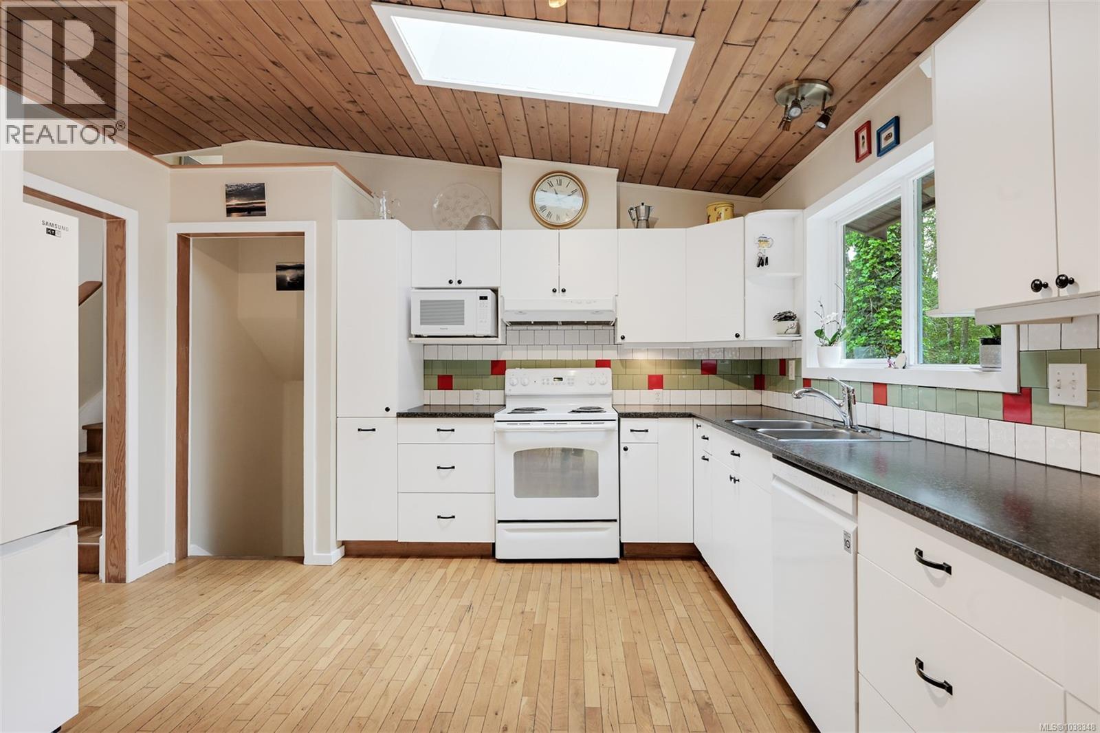 2340 Macdonald Rd - 19