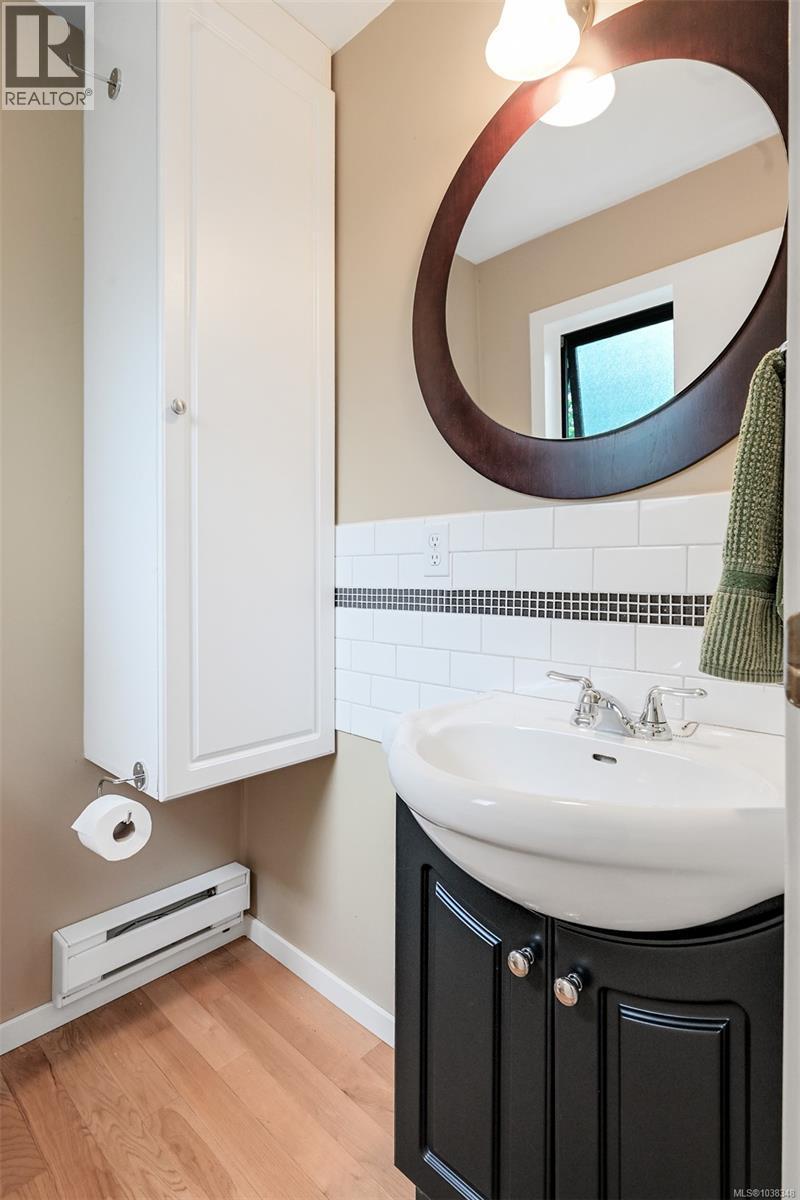 2340 Macdonald Rd - 33