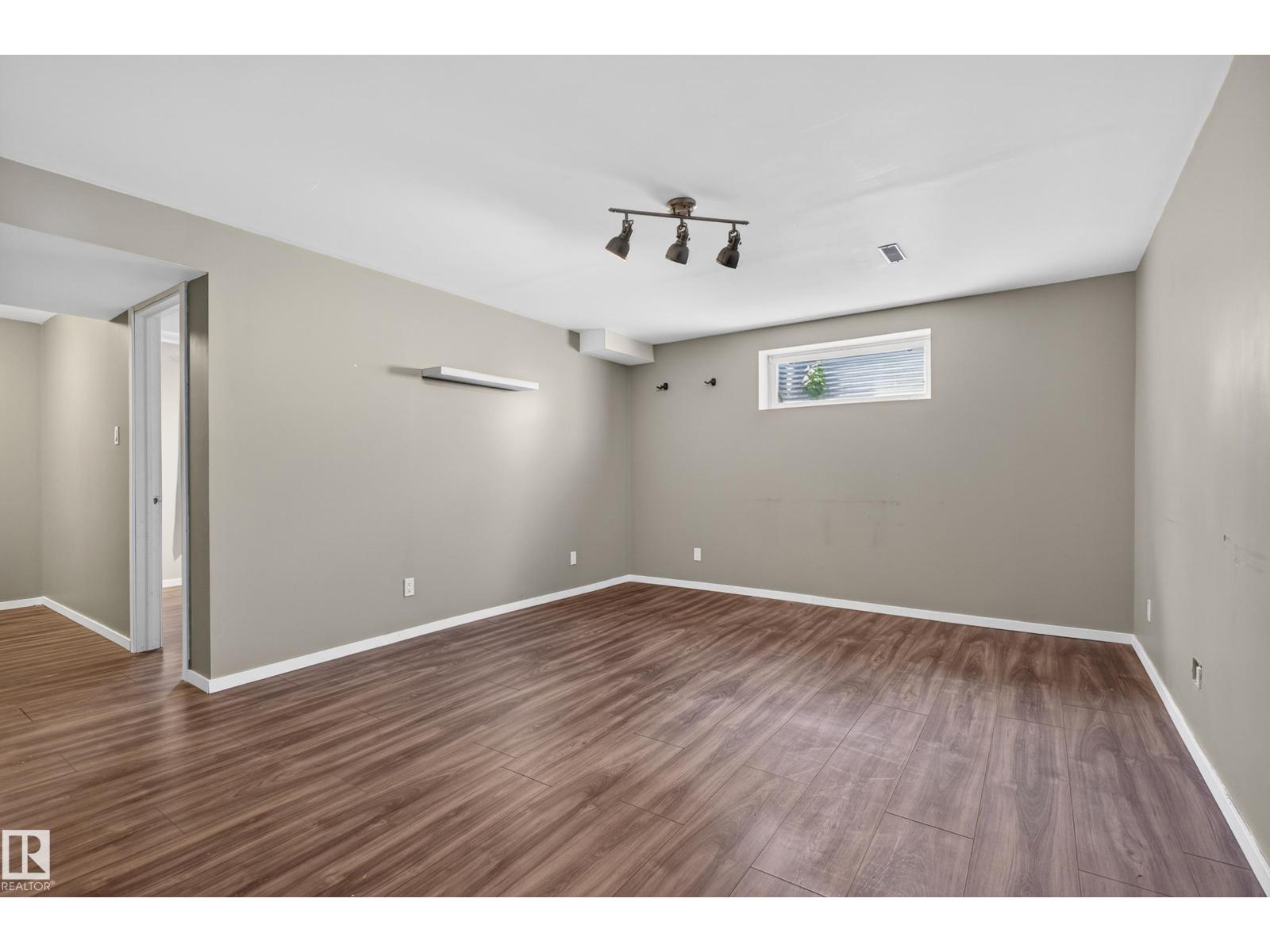 988 REGENCY DR - 32