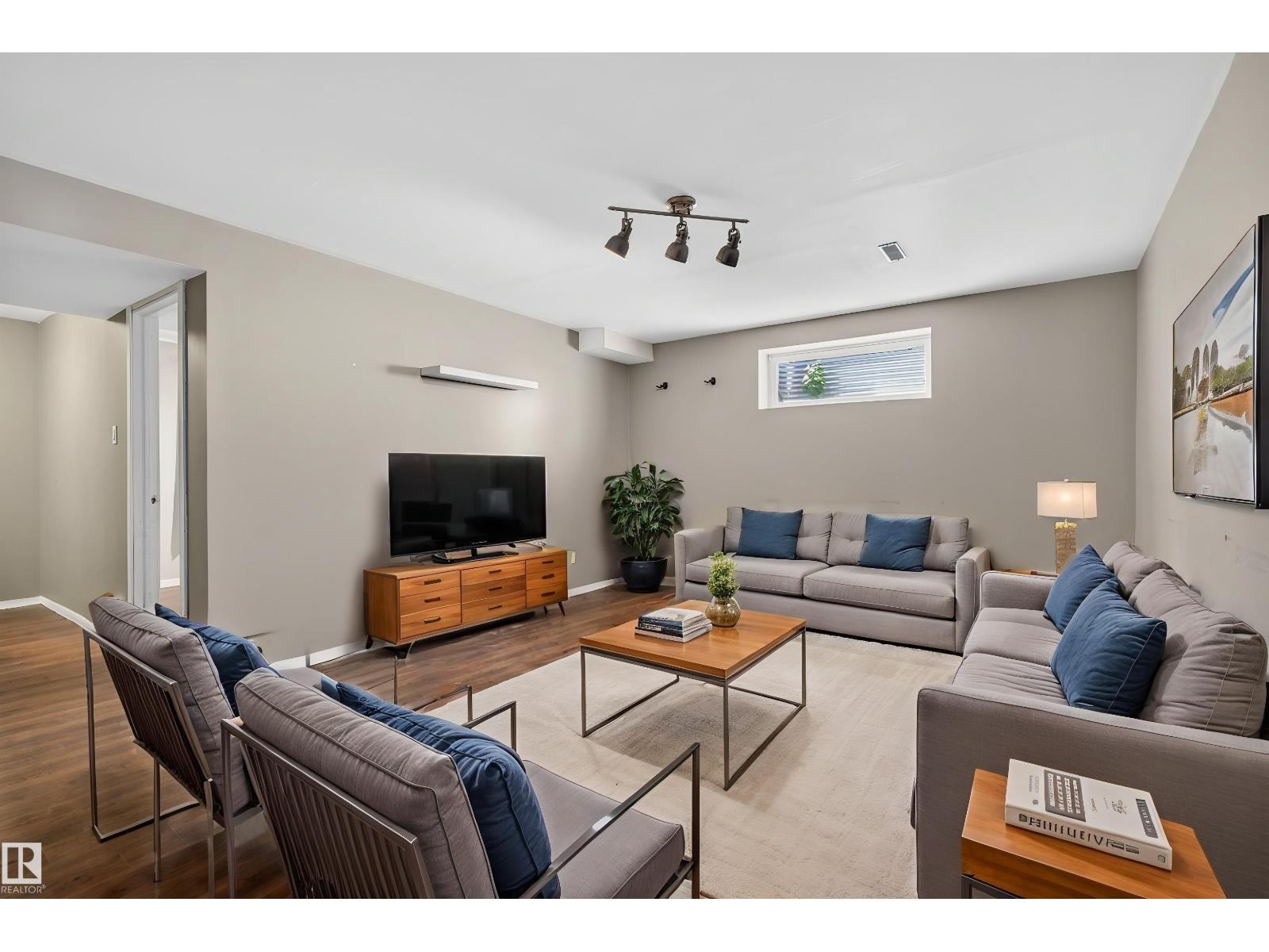 988 REGENCY DR - 33