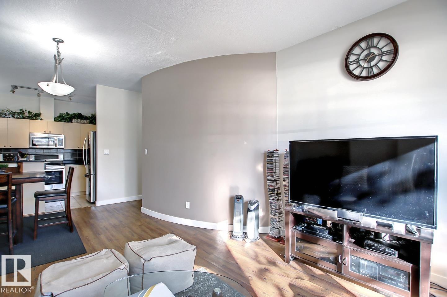 #102 10905 109 ST NW - 13
