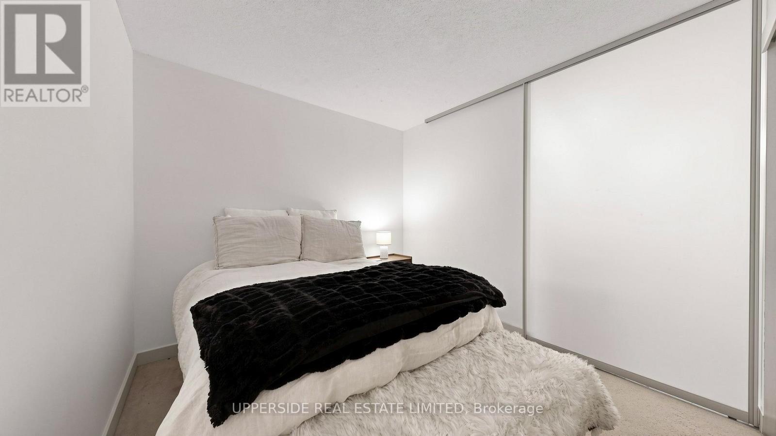 #607 126 SIMCOE STREET - 33
