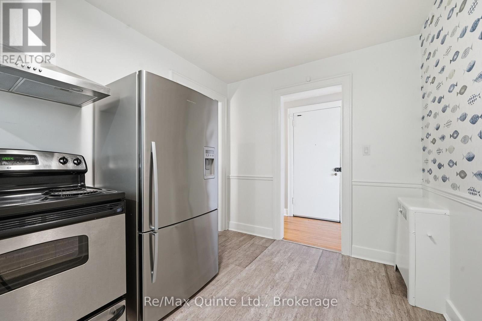 215 VICTORIA AVENUE - 12