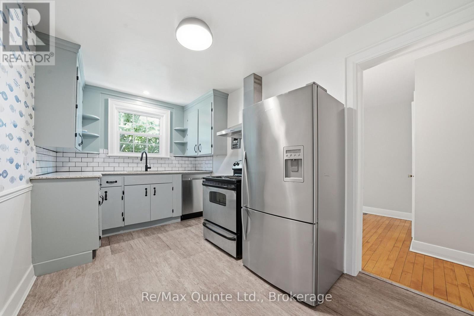 215 VICTORIA AVENUE - 13