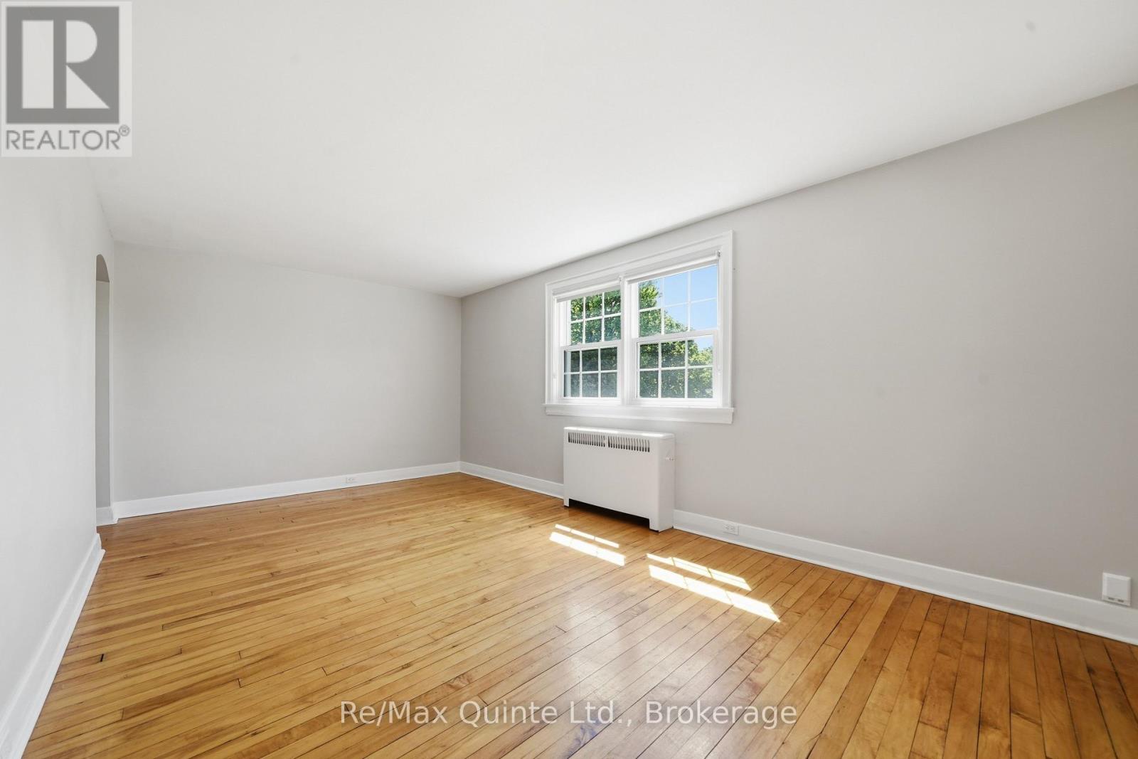215 VICTORIA AVENUE - 16