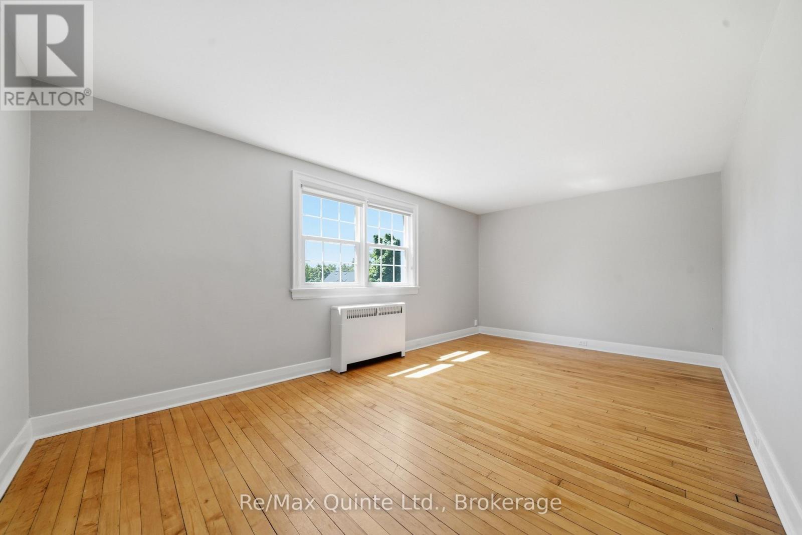 215 VICTORIA AVENUE - 17