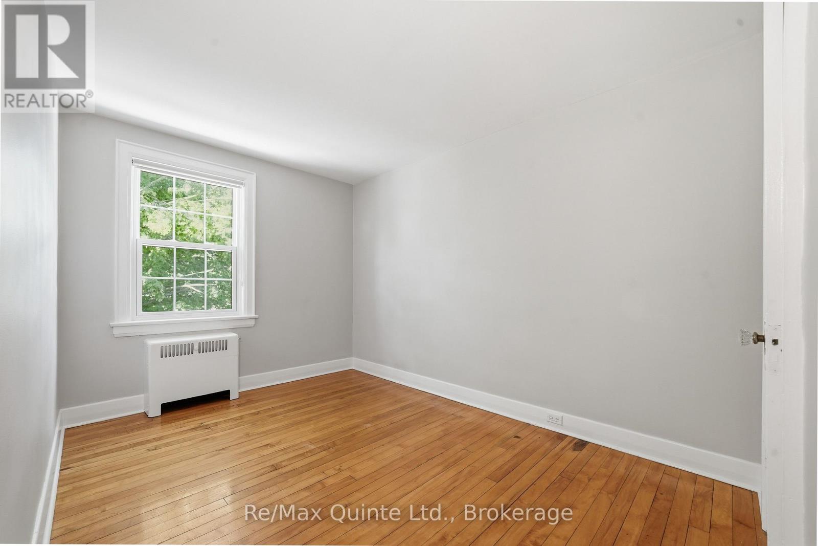 215 VICTORIA AVENUE - 21