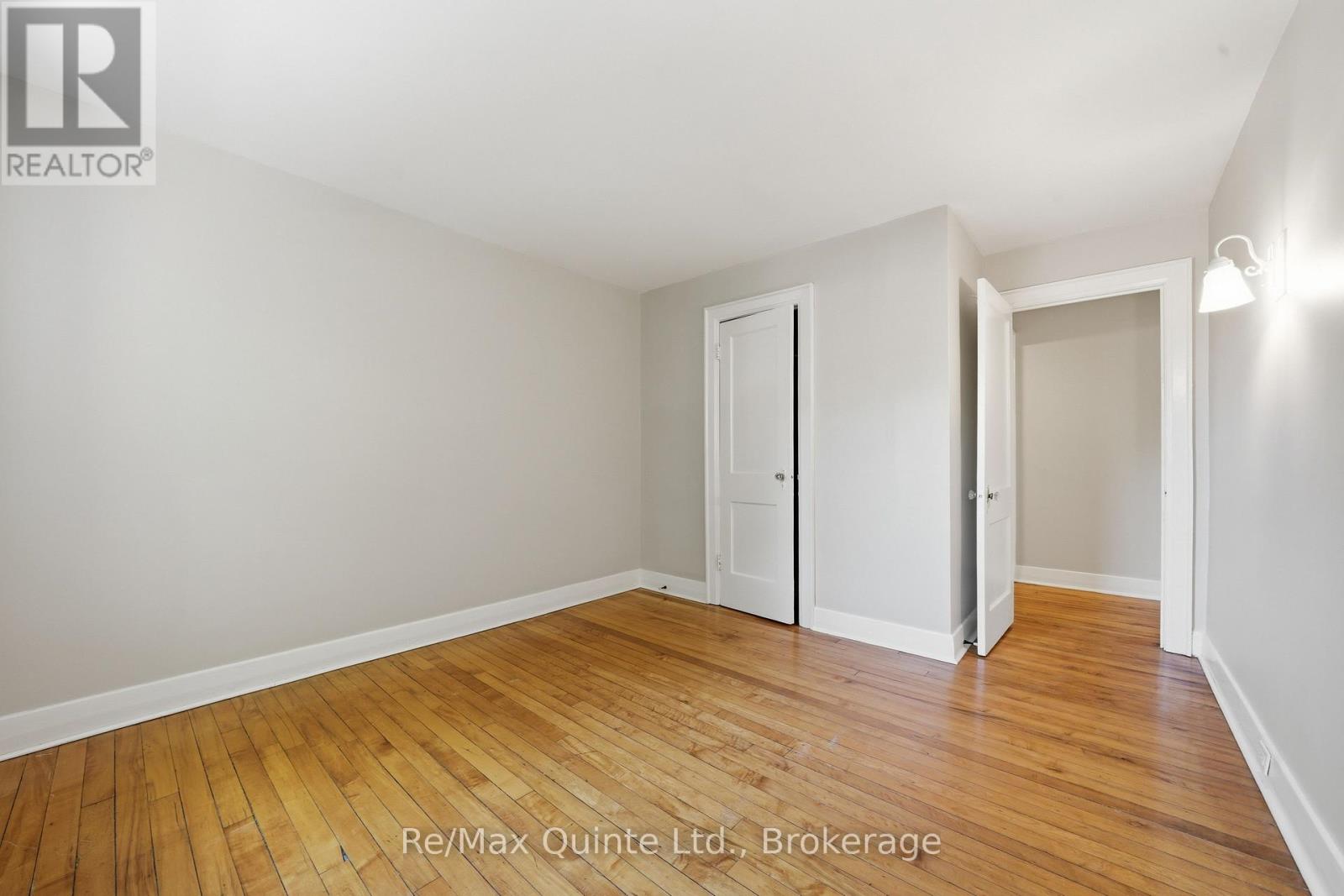 215 VICTORIA AVENUE - 23