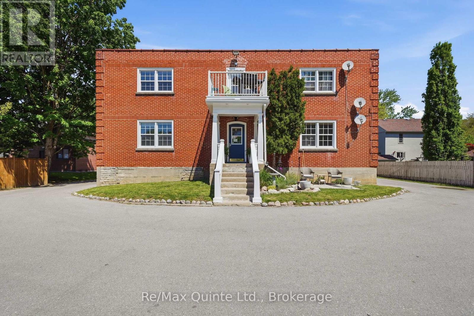 215 VICTORIA AVENUE - 27