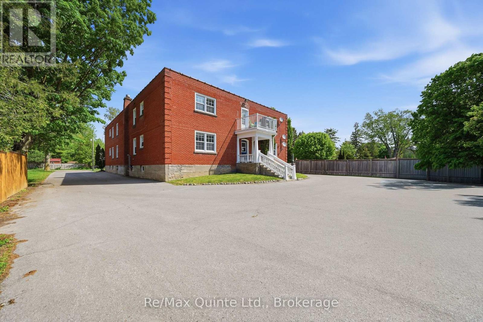 215 VICTORIA AVENUE - 29