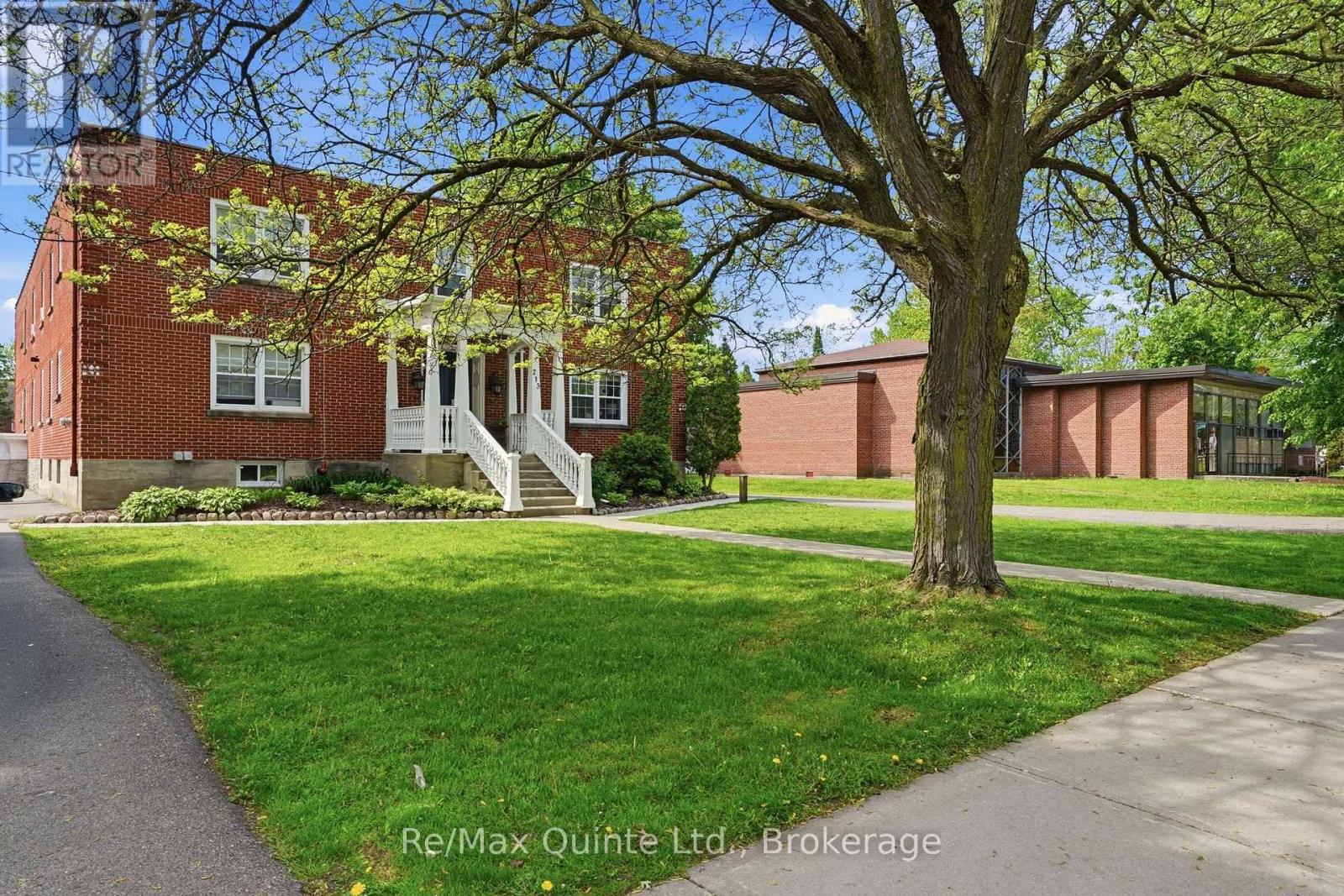 215 VICTORIA AVENUE - 3
