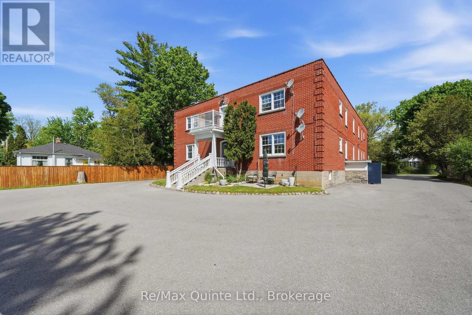 215 VICTORIA AVENUE - 30