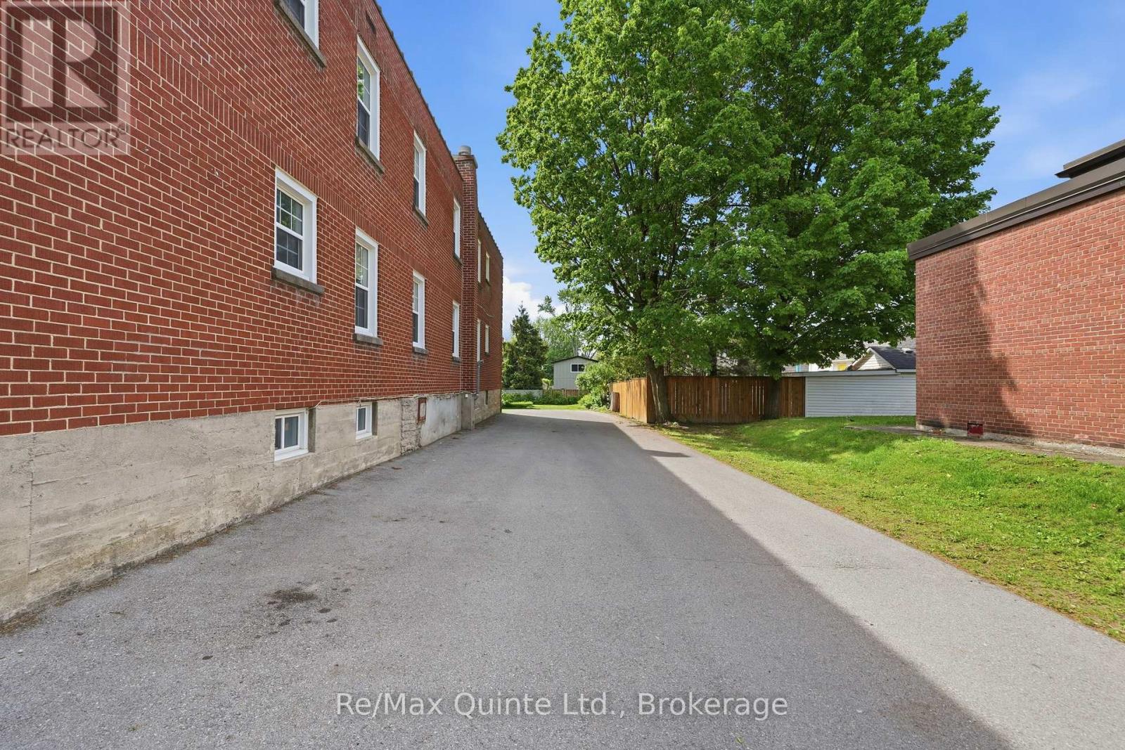 215 VICTORIA AVENUE - 31