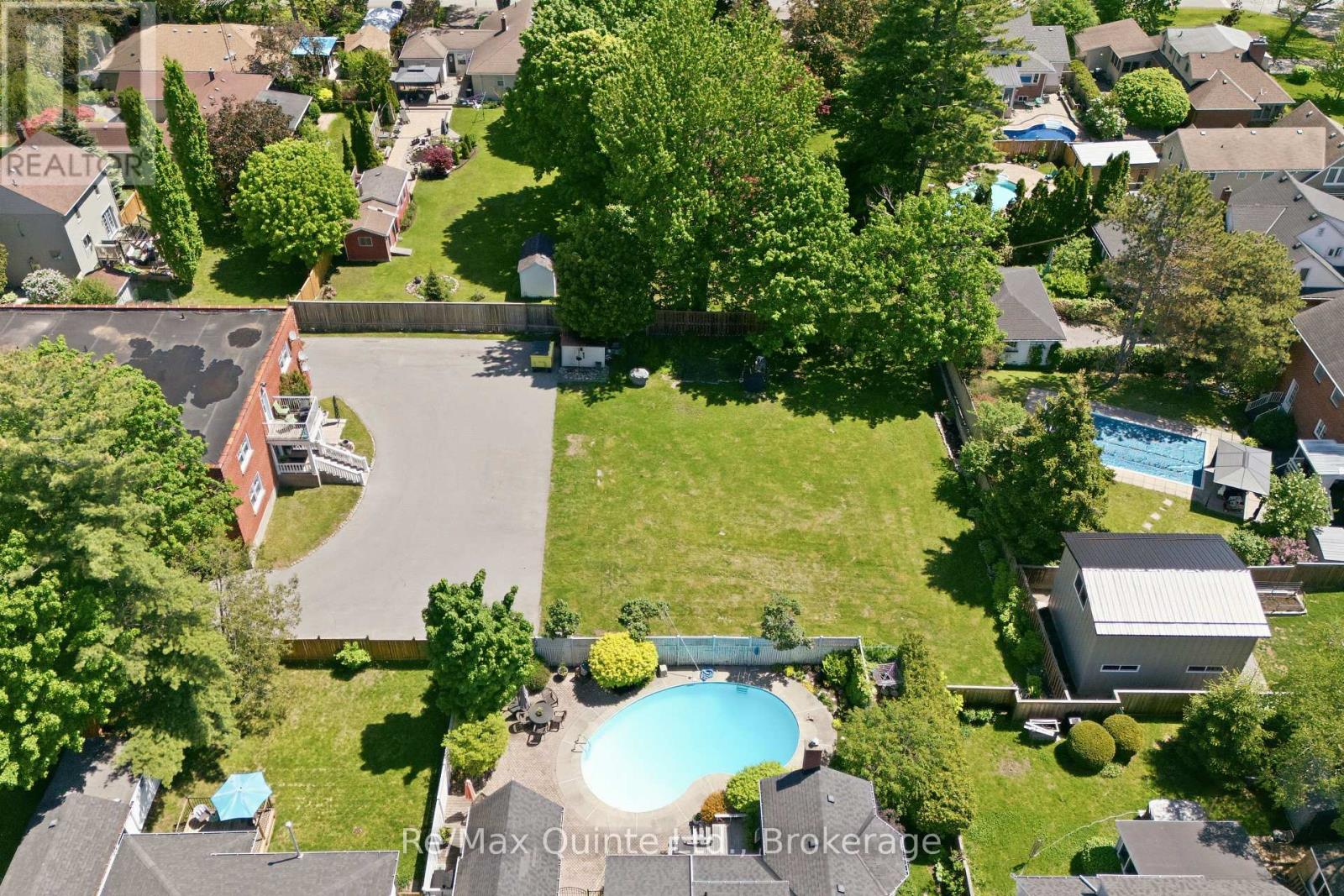 215 VICTORIA AVENUE - 36