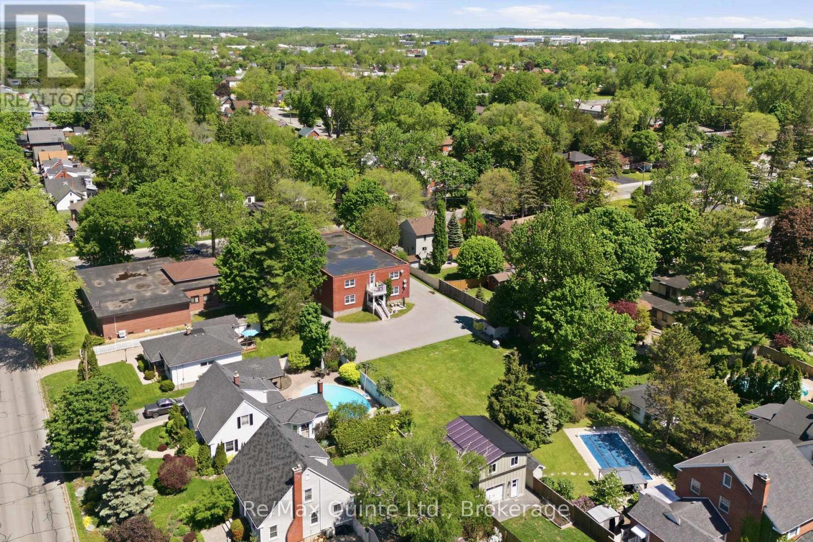215 VICTORIA AVENUE - 40
