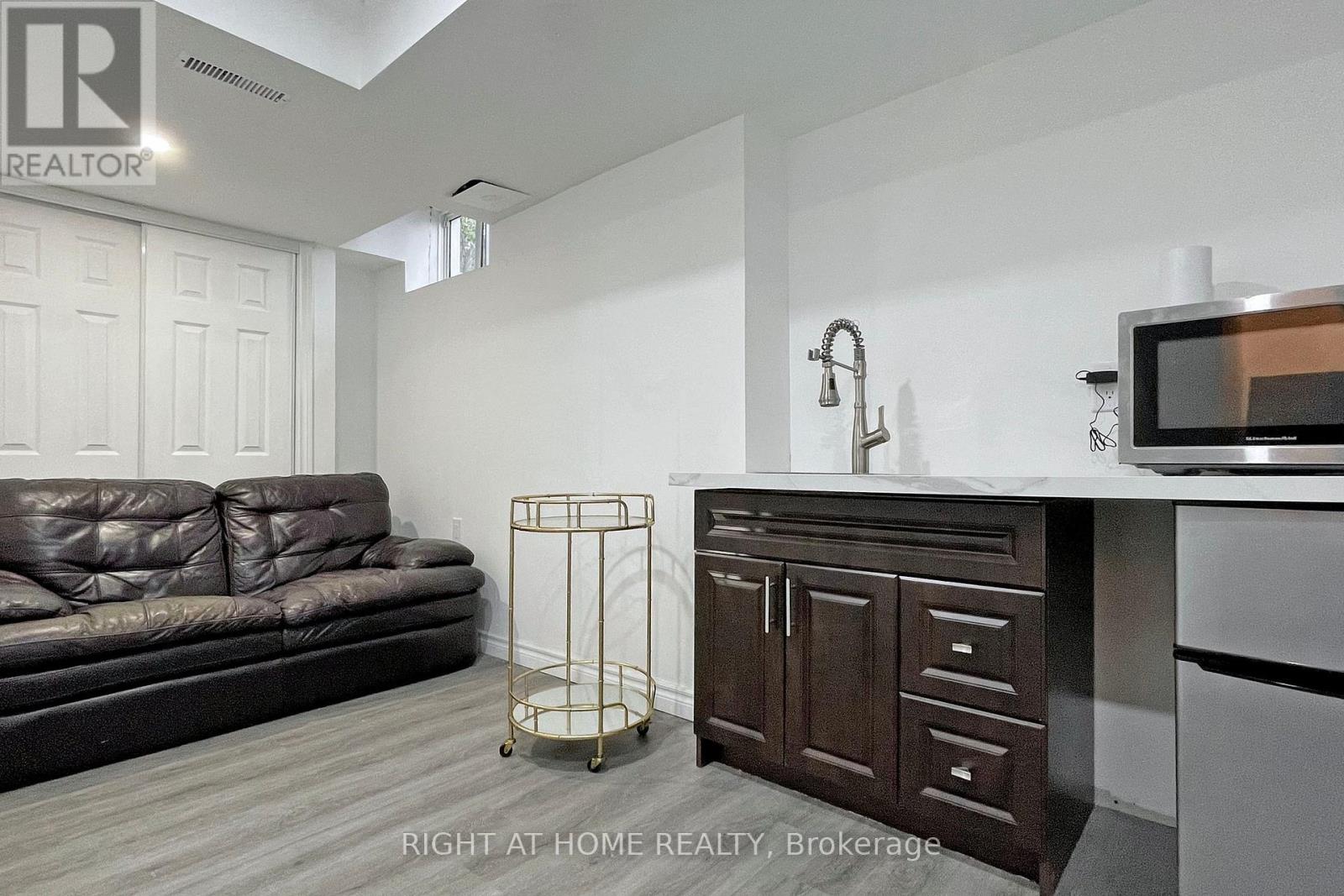#3 10 PORTER AVENUE W - 33