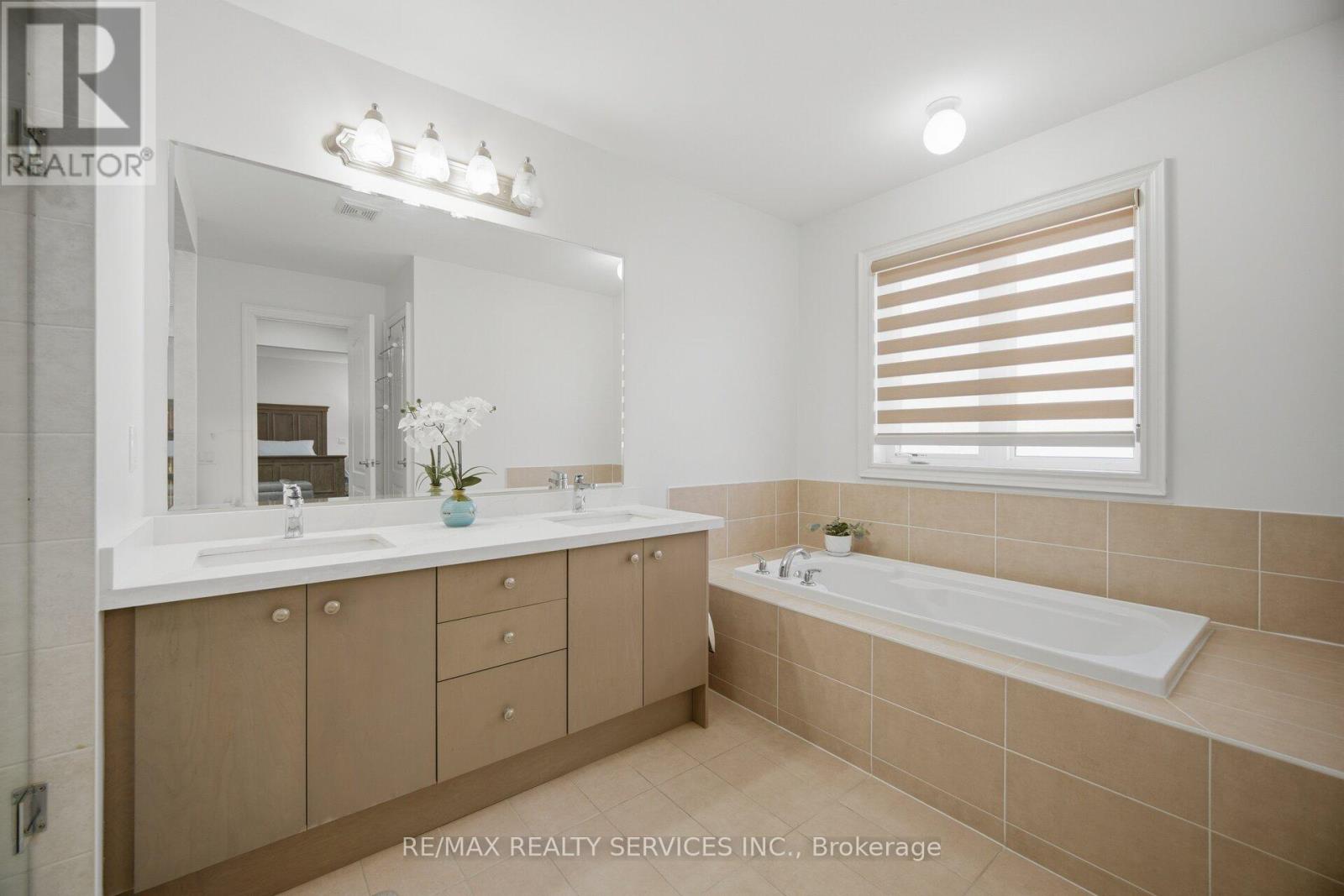 38 BLACKBERRY VALLEY CRESCENT - 24